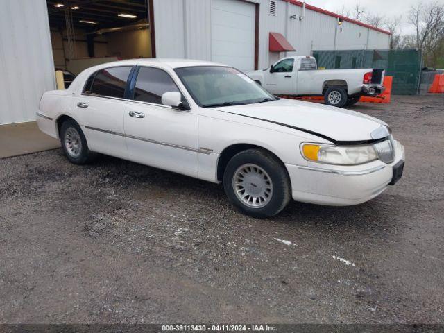  Salvage Lincoln Towncar