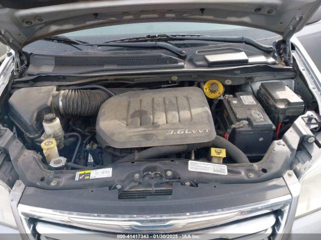 Chrysler Town & Country Touring Image 9