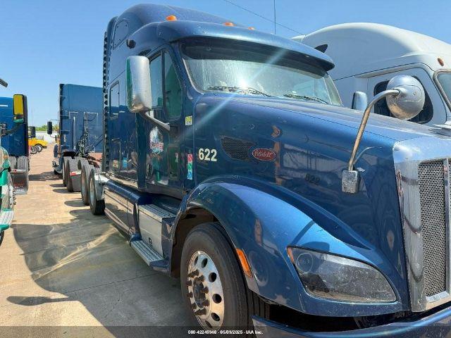  Salvage Peterbilt 587