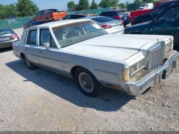  Salvage Lincoln Towncar