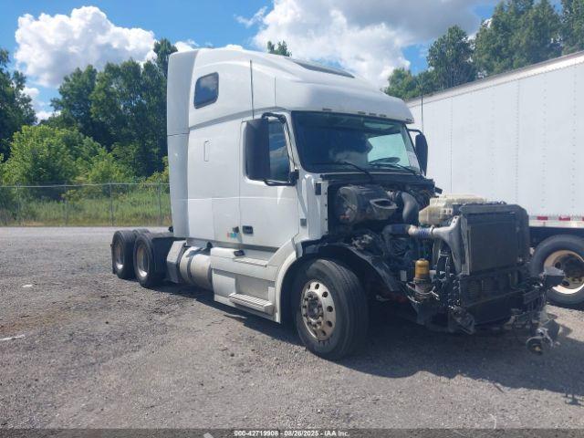  Salvage Volvo Vn