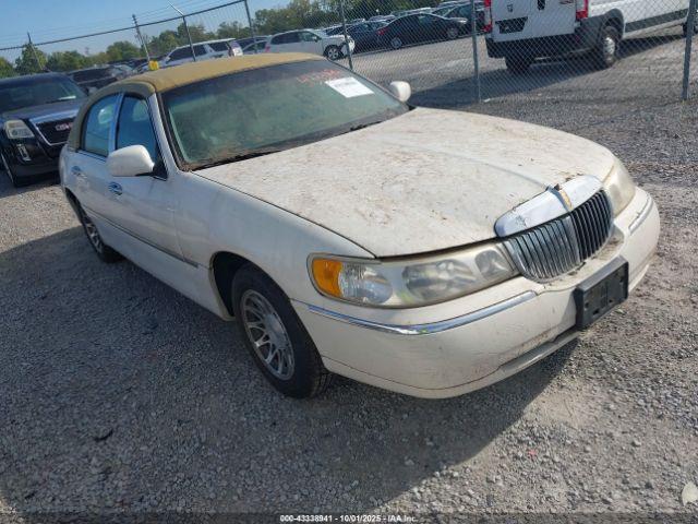  Salvage Lincoln Towncar