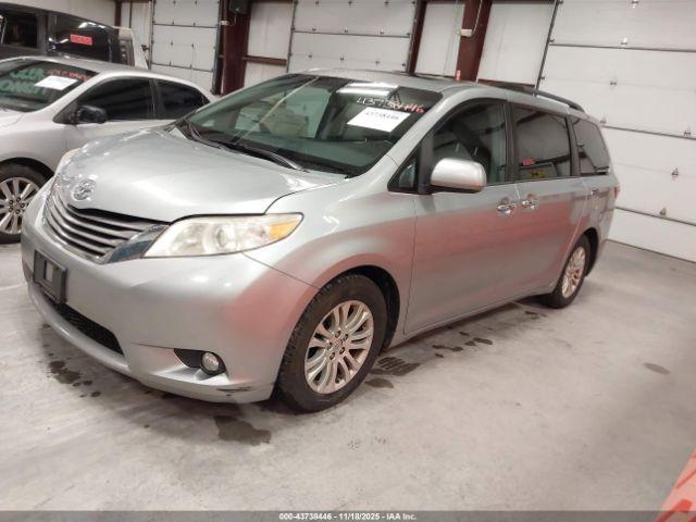 Toyota Sienna Xle 8 Passenger Image 3