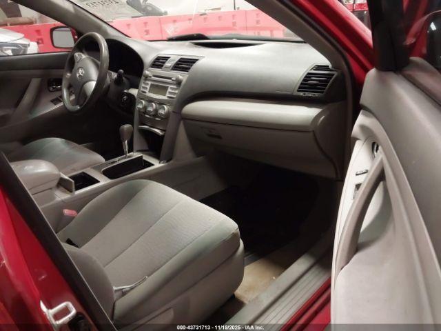 Toyota Camry Le Image 6