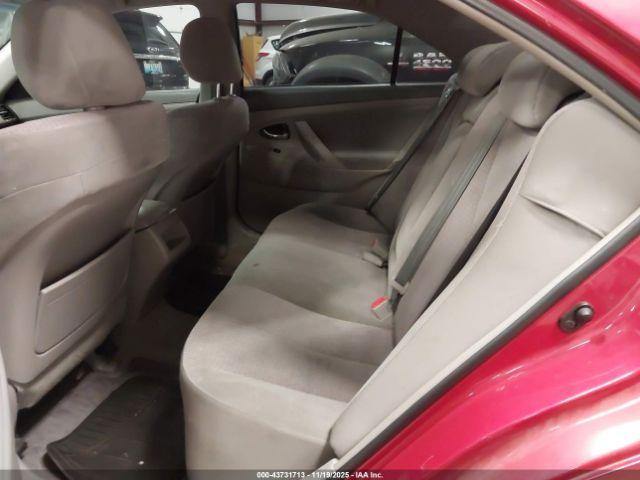 Toyota Camry Le Image 9