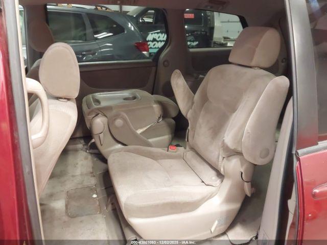 Toyota Sienna Le Image 3
