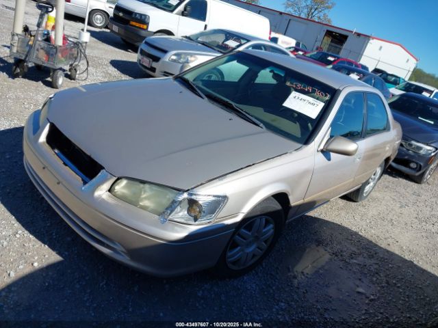 Toyota Camry Le Image 8