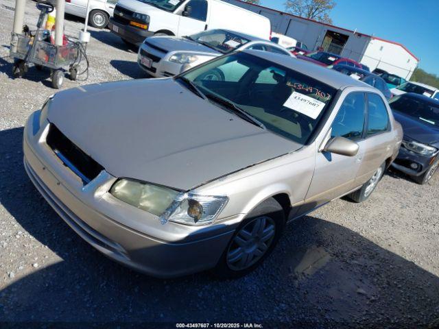 Toyota Camry Le Image 8