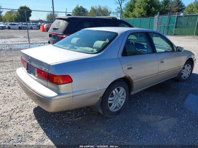 Toyota Camry Le Image 11
