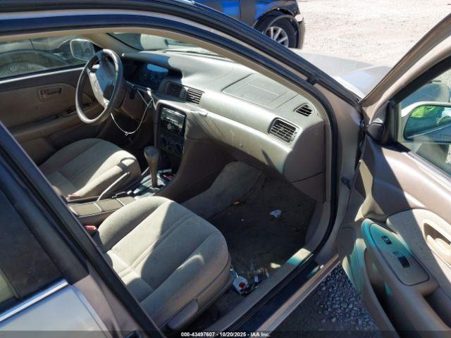 Toyota Camry Le Image 2