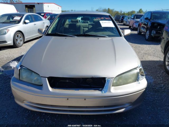 Toyota Camry Le Image 6