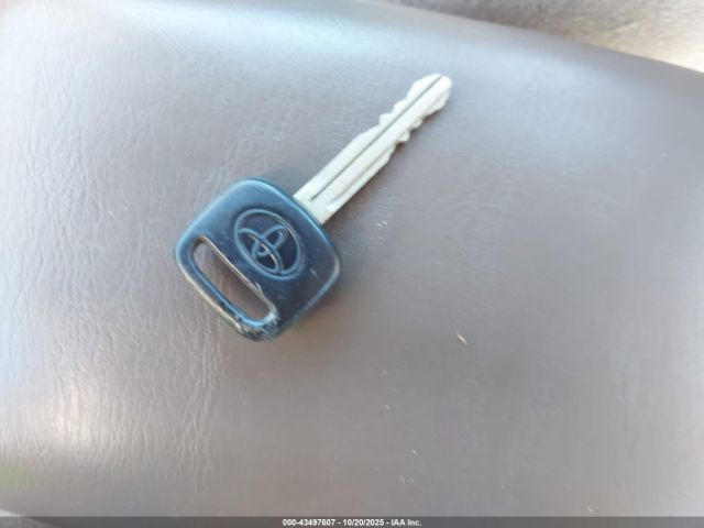 Toyota Camry Le Image 9