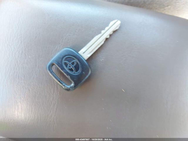 Toyota Camry Le Image 9