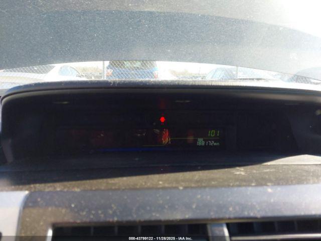 Toyota Prius v Three Image 6