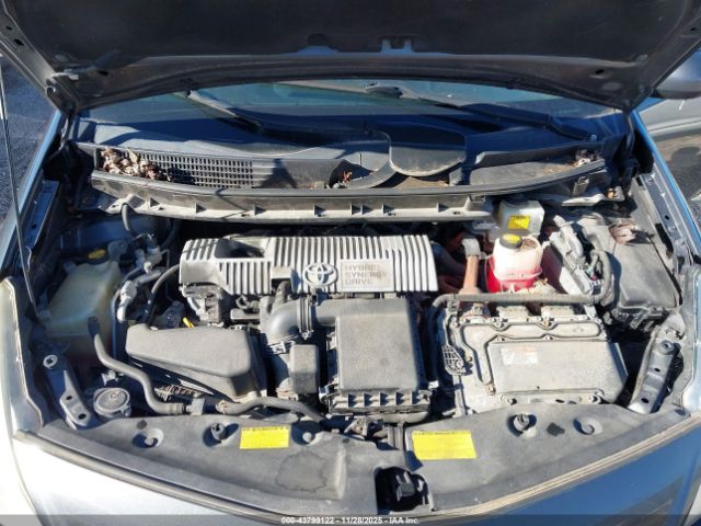 Toyota Prius v Three Image 10