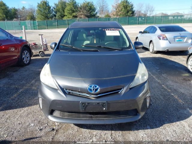 Toyota Prius v Three Image 12