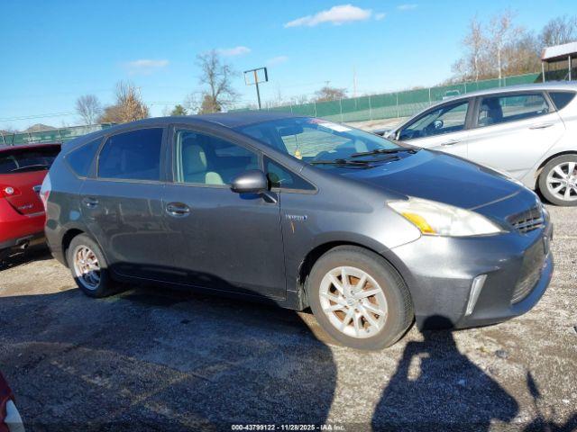 Toyota Prius v Three Image 15