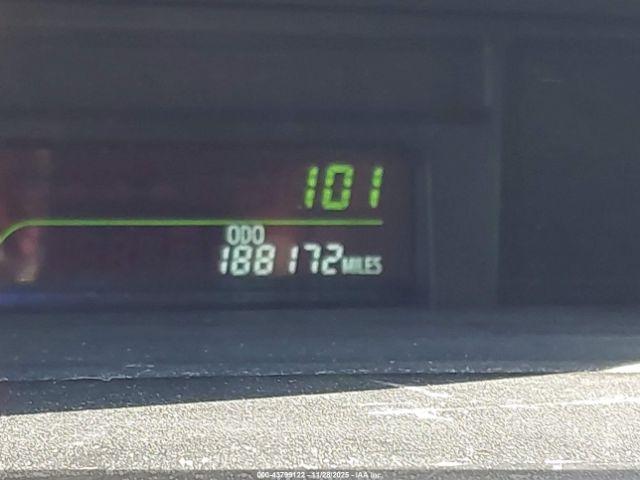 Toyota Prius v Three Image 14