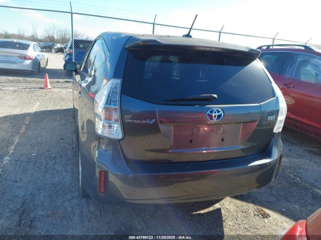 Toyota Prius v Three Image 16