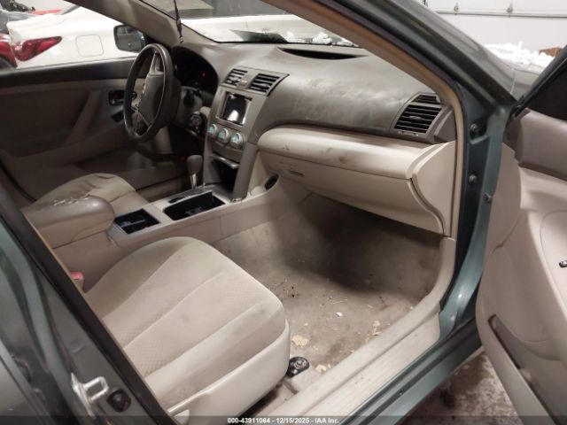 Toyota Camry Le Image 4