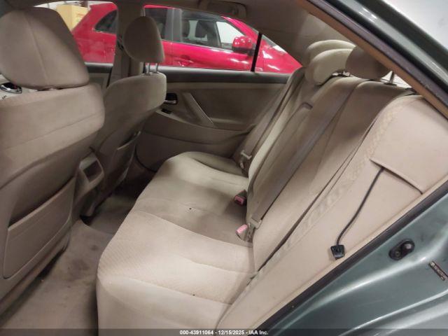 Toyota Camry Le Image 10