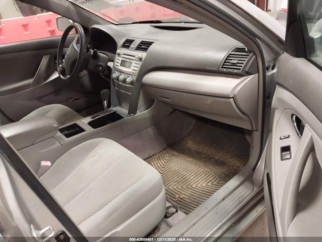 Toyota Camry Le Image 2