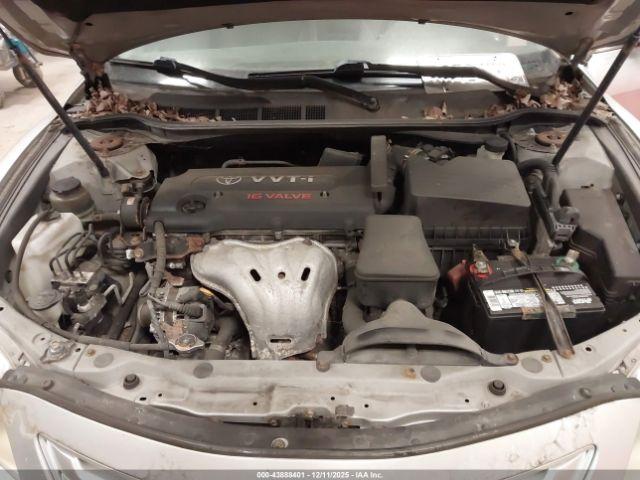 Toyota Camry Le Image 8