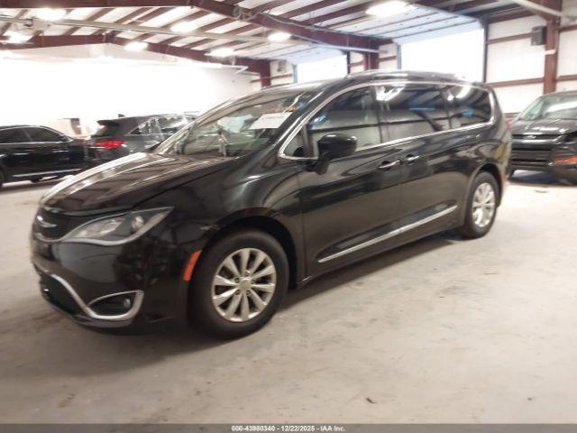 Chrysler Pacifica Touring L Image 9