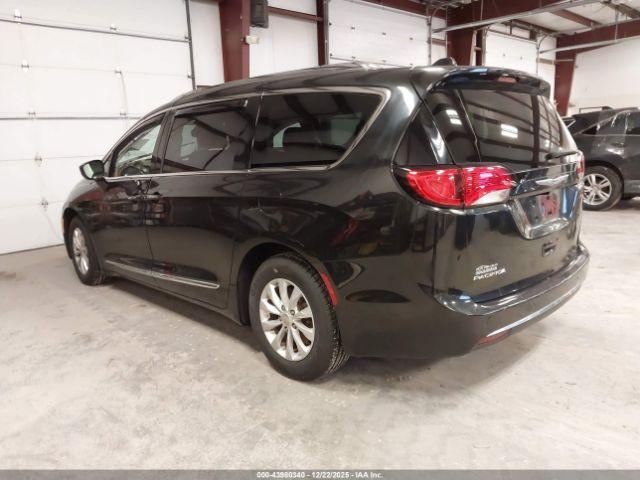 Chrysler Pacifica Touring L Image 5