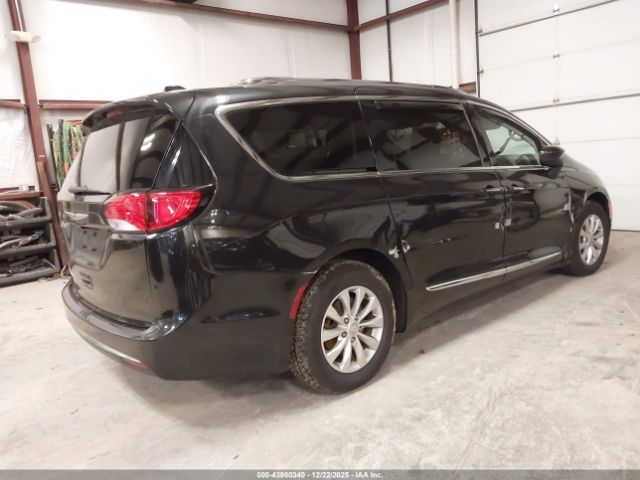 Chrysler Pacifica Touring L Image 2