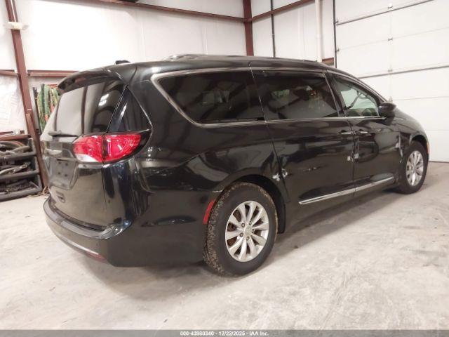 Chrysler Pacifica Touring L Image 2