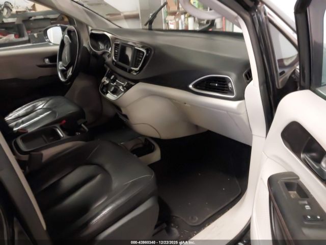 Chrysler Pacifica Touring L Image 12