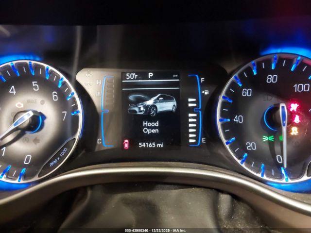 Chrysler Pacifica Touring L Image 4