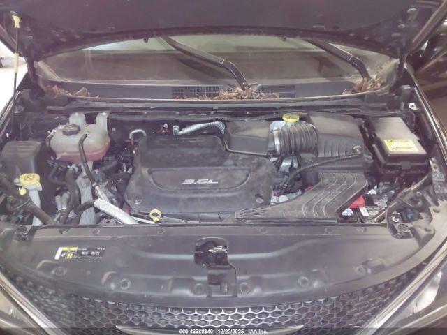 Chrysler Pacifica Touring L Image 16