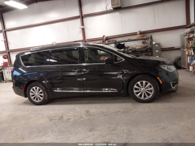 Chrysler Pacifica Touring L Image 14