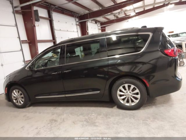 Chrysler Pacifica Touring L Image 15