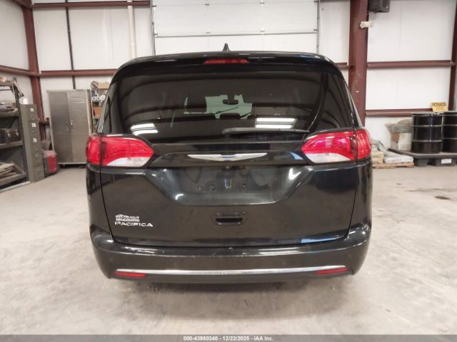 Chrysler Pacifica Touring L Image 13