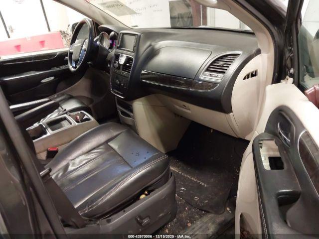 Chrysler Town & Country Touring-l Image 5