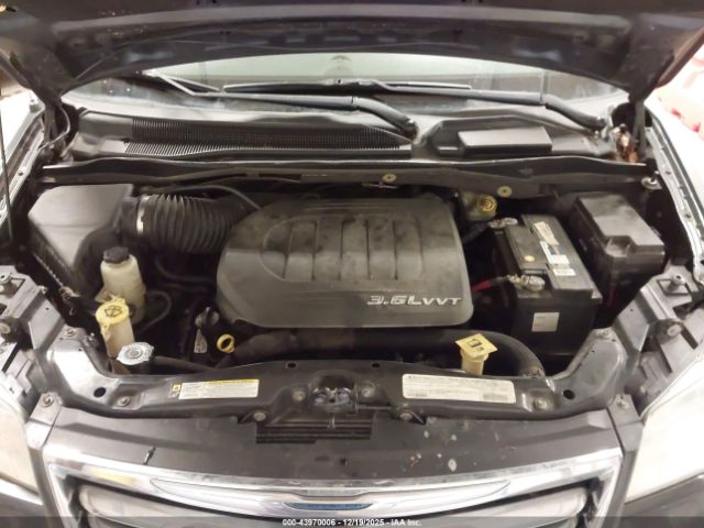 Chrysler Town & Country Touring-l Image 3