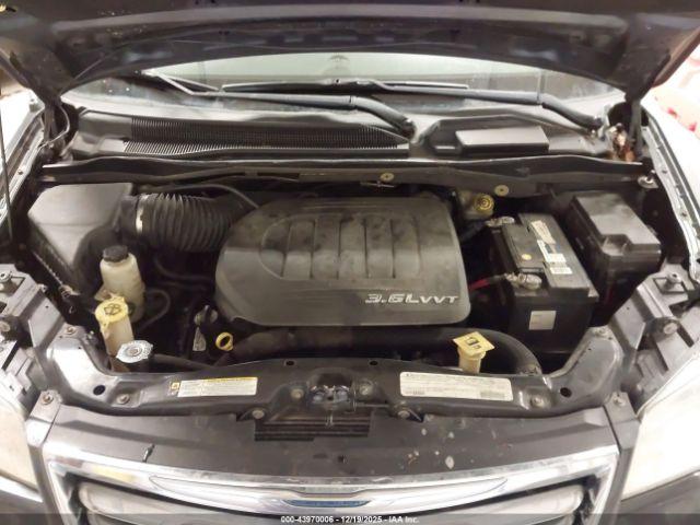 Chrysler Town & Country Touring-l Image 3