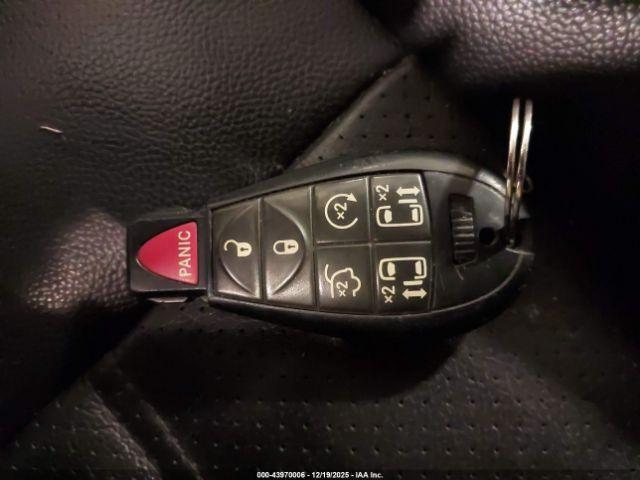 Chrysler Town & Country Touring-l Image 10