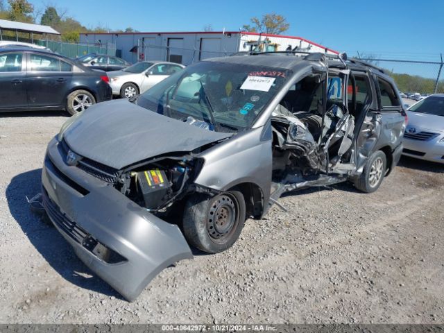 Toyota Sienna Le Image 2