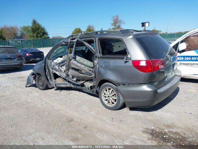 Toyota Sienna Le Image 3