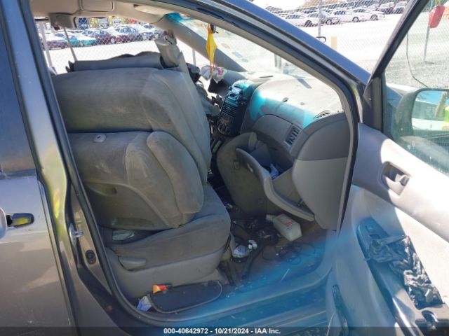 Toyota Sienna Le Image 4