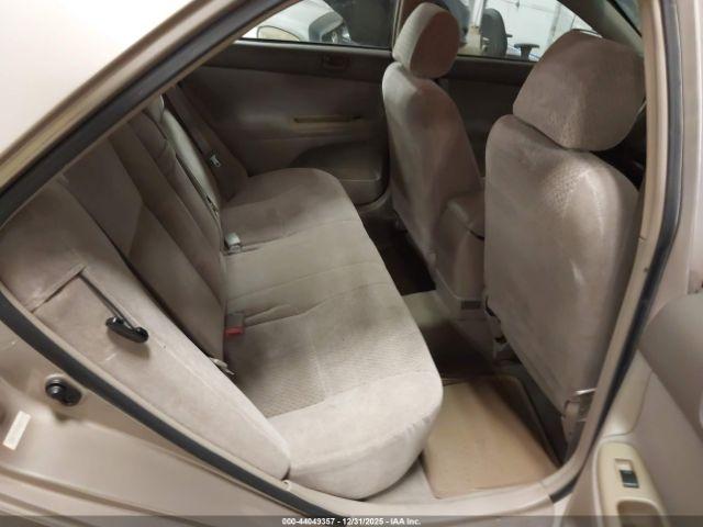 Toyota Camry Le Image 6