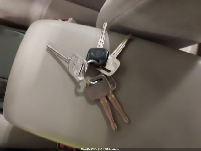 Toyota Camry Le Image 9