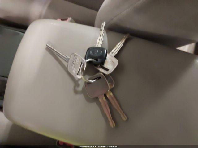 Toyota Camry Le Image 9