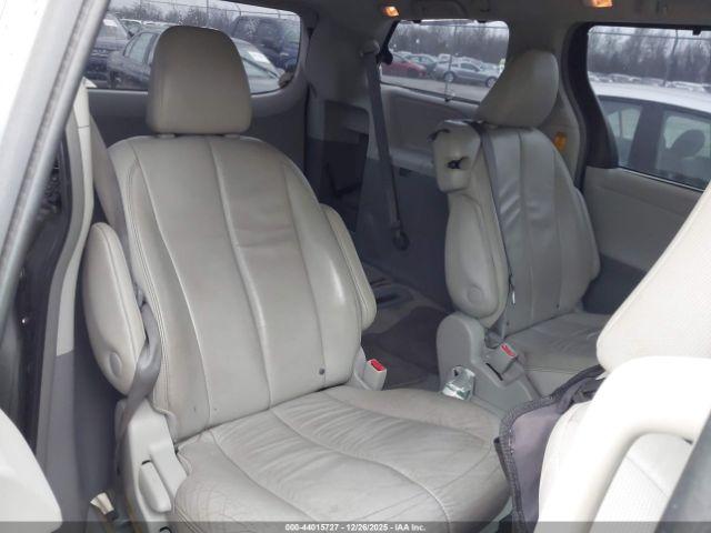 Toyota Sienna Xle V6 8 Passenger Image 12