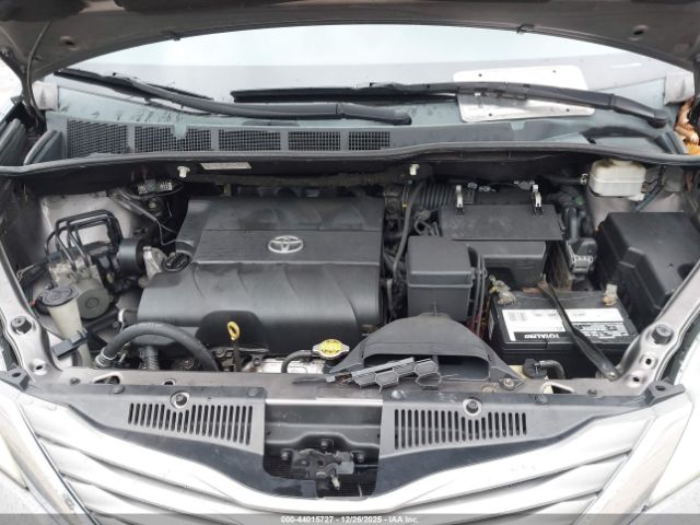 Toyota Sienna Xle V6 8 Passenger Image 3
