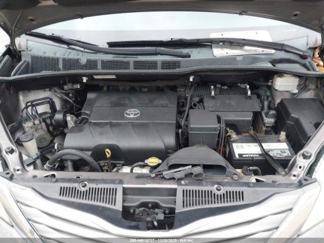 Toyota Sienna Xle V6 8 Passenger Image 3